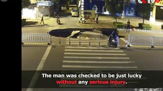 Угодил в провал в асфальте - смотреть видео (0:22)