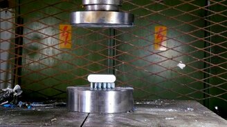 Внешний аккумулятор против пресса - смотреть видео (1:54)