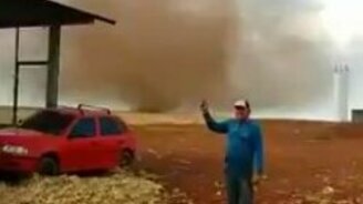 Суровый торнадо в Бразилии - смотреть видео (0:29)