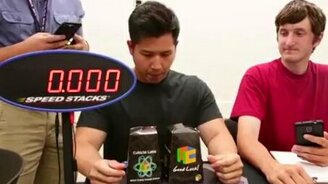 Одновременная сборка двух кубиков Рубика - смотреть видео (0:50)