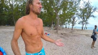 Человек спас человека в океане - смотреть видео (5:25)