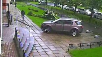 Безумная женщина выезжает... - смотреть видео (3:50)