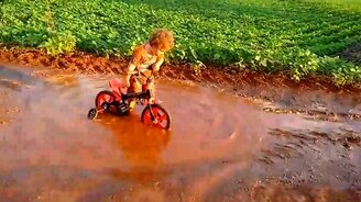 Малыш-велосипедист и лужа - смотреть видео (1:40)