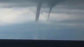 Посадка самолёта в смерч - смотреть видео (0:47)