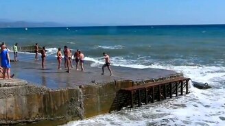 Глупое противостояние с волнами - смотреть видео (2:51)