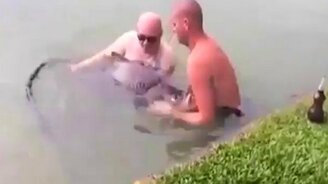 Словил леща от рыбины - смотреть видео (0:14)