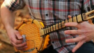 Мелодия на импровизированных инструментах - смотреть видео (4:08)