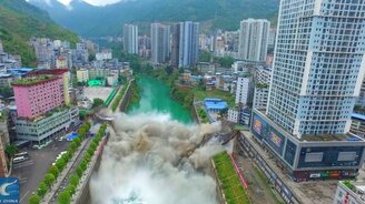 Снос моста за 10 секунд - смотреть видео (0:46)