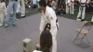 В обморок от удара - смотреть видео (0:47)