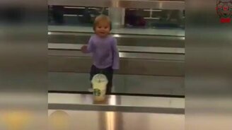 Целеустремлённая девочка на эскалаторе - смотреть видео (0:31)