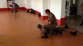 Классный армейский трюк - смотреть видео (0:51)