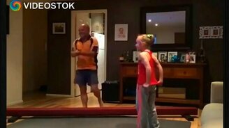 Отец подражает дочке - смотреть видео (1:49)