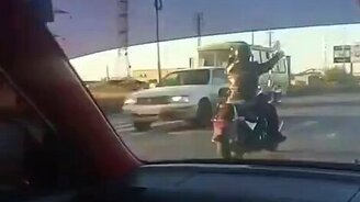 Чем выше руль, тем выше статус - смотреть видео (0:07)