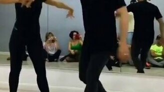 Танцовщица-юла - смотреть видео (0:55)