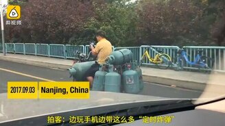 Семь газовых баллонов на скутере - смотреть видео (0:40)