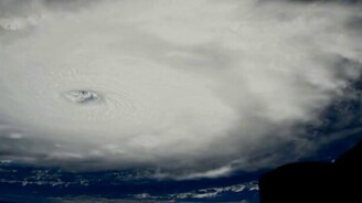 Движение мощного урагана - смотреть видео (5:04)