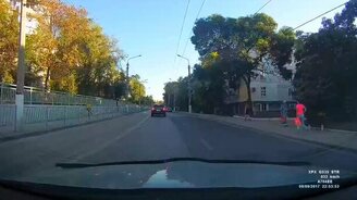 Чудак-торопыга устроил ДТП - смотреть видео (0:20)