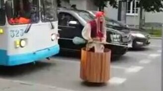 Баба-Яга на дороге - смотреть видео (0:32)