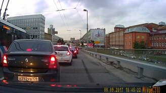 Эффектное замыкание на линии троллейбуса - смотреть видео (0:50)