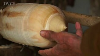 Пожилой мастер обработки дерева - смотреть видео (4:00)