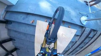 По узким дорожкам и лестницам на велике - смотреть видео (2:35)