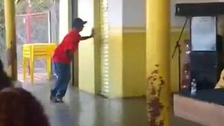 Танец возле туалета - смотреть видео (0:27)