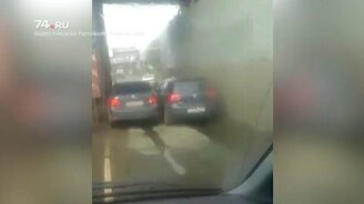 Вдвоём застряли под мостом - смотреть видео (0:36)