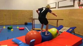 Как тренируются игроки в "Пол - это лава" - смотреть видео (0:48)