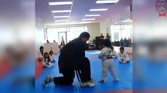 Мощный удар малыша - смотреть видео (0:10)