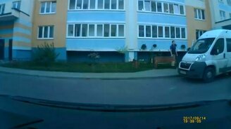 Вот почему нельзя гонять во дворах - смотреть видео (0:41)