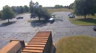 Эффектно припарковал самолёт - смотреть видео (0:12)