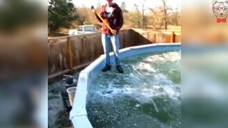 Не руби лёд, на котором стоишь - смотреть видео (0:04)