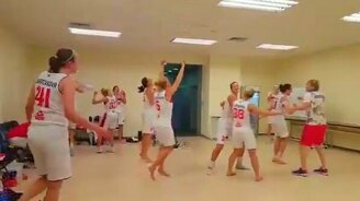 Наши баскетболистки празднуют победу - смотреть видео (0:23)