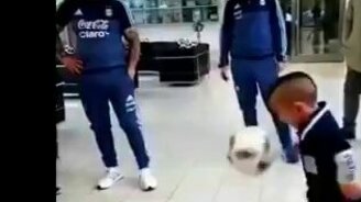 Шустрый малец-футболист - смотреть видео (0:26)