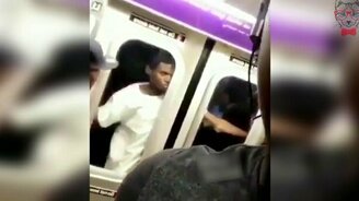 Самый сумасшедший пассажир метро - смотреть видео (0:17)