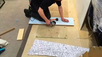 Мастерски разбил стекло - смотреть видео (0:27)