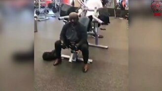 Чудак в тренажёрке - смотреть видео (0:10)