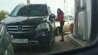 Девушка и лючок бензобака - смотреть видео (1:05)