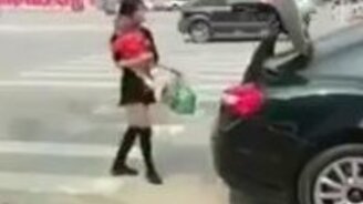 Очень гибкая мама - смотреть видео (0:10)