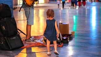 Малышка подыграла уличному музыкант - смотреть видео (1:01)