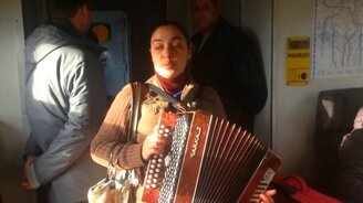 Девушка с гармонью в электричке - смотреть видео (1:51)