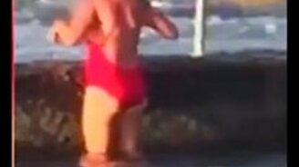 Женщина поймала акулу голыми руками - смотреть видео (0:51)