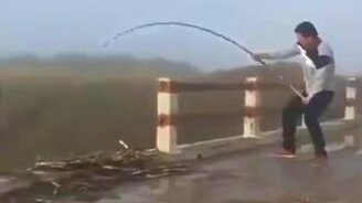 Самый суровый тест удочки - смотреть видео (0:42)