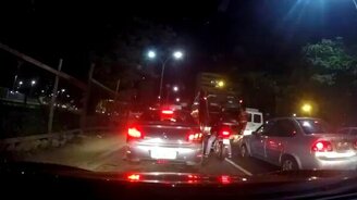 Надо уметь грабить мотоциклиста - смотреть видео (0:40)