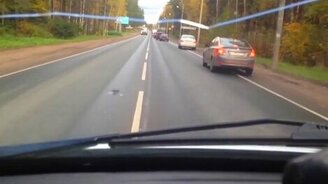 Как нужно уступать дорогу скорой помощи - смотреть видео (1:01)