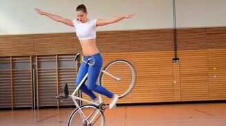 Девушка-виртуоз на велосипеде - смотреть видео (0:26)