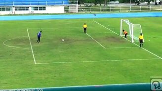 Неожиданный пенальти - смотреть видео (1:11)