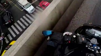 Мотоциклист спасает котёнка - смотреть видео (1:00)