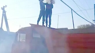 Люстра вместо уличного фонаря - смотреть видео (0:27)