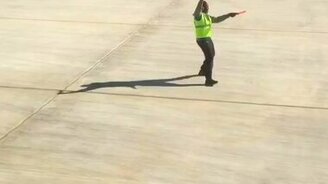 Регулировщик-артист в аэропорту - смотреть видео (0:44)